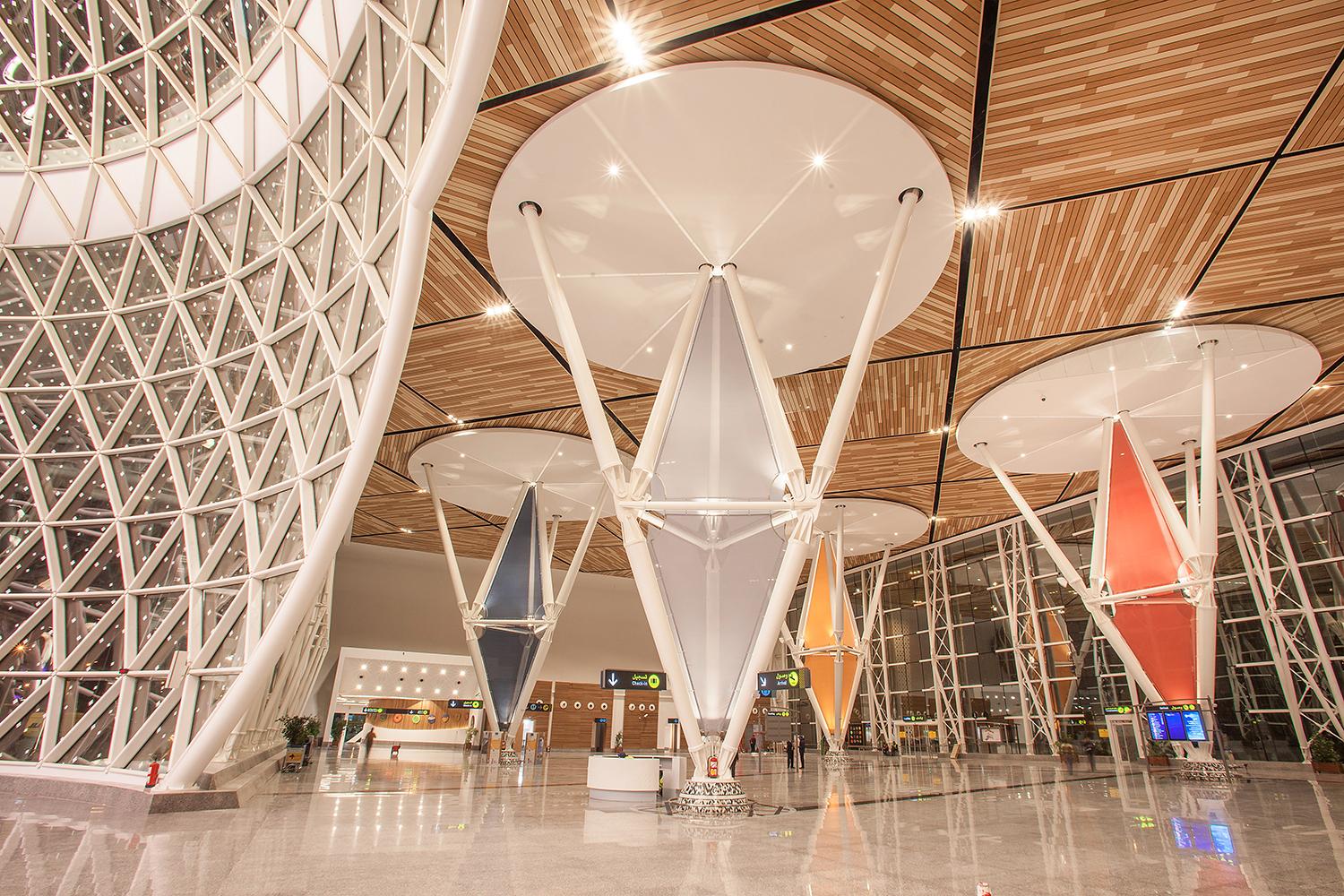 Por qué el granito supera al porcelánico en terminales aeroportuarias